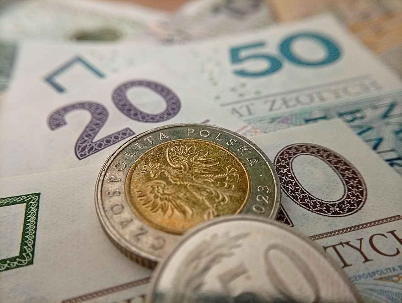 Jawność wynagrodzeń w 2026 roku - co firmy muszą zmienić w umowach i ogłoszeniach o pracę?